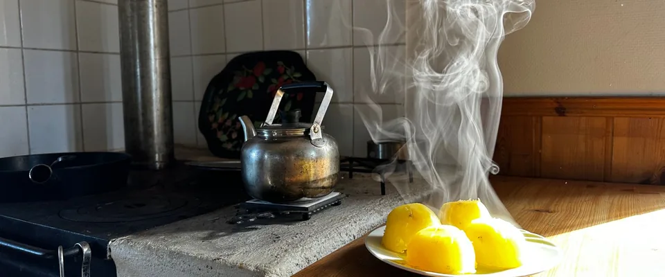 Bouilloire fumante sur une cuisinière, image de la chaleur que les fiches promettent sans toujours la mettre au sol.
